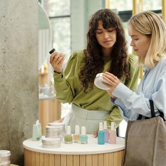 Ženy vybírají kosmetiku