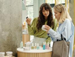Ženy vybírají kosmetiku