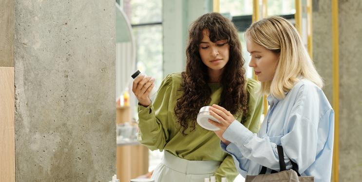 Ženy vybírají kosmetiku