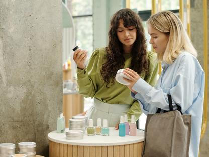 Ženy vybírají kosmetiku