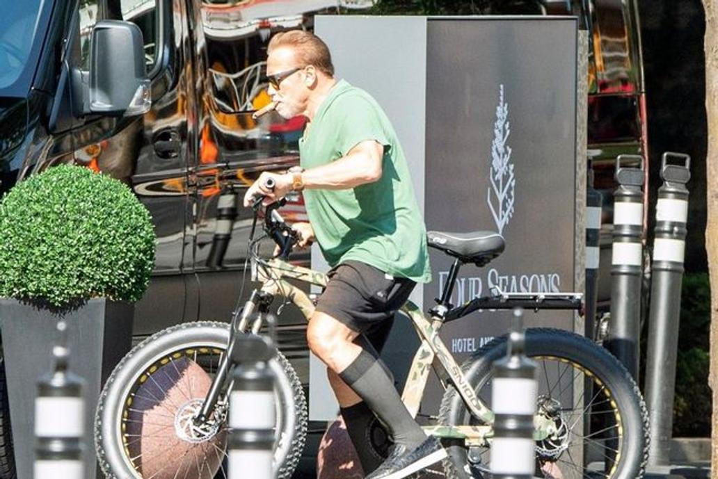 Arnold Schwarzenegger se nadále udržuje ve formě, například jízdou na kole.