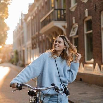 Žena s kolem ve městě