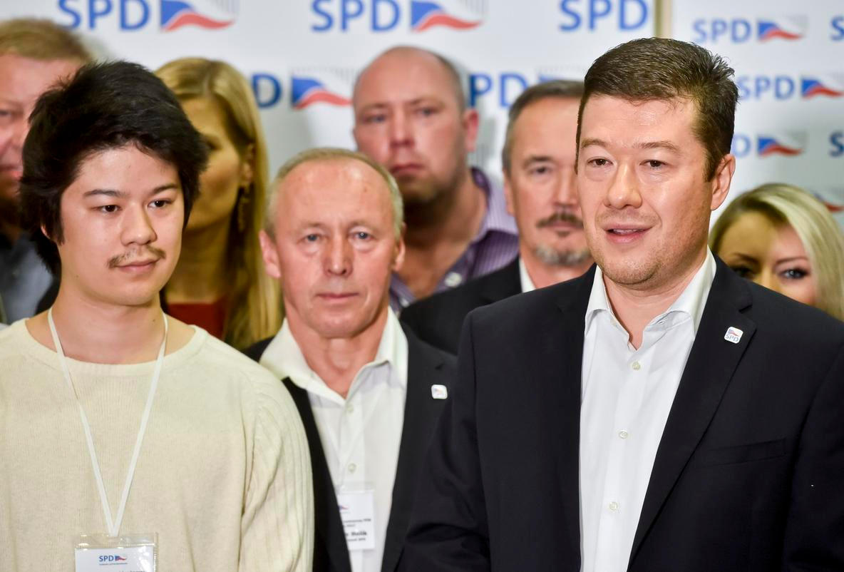 Tomio Okamura se synem Ruyem na tiskové povolební konferenci odpovídá na dotazy novinářů.