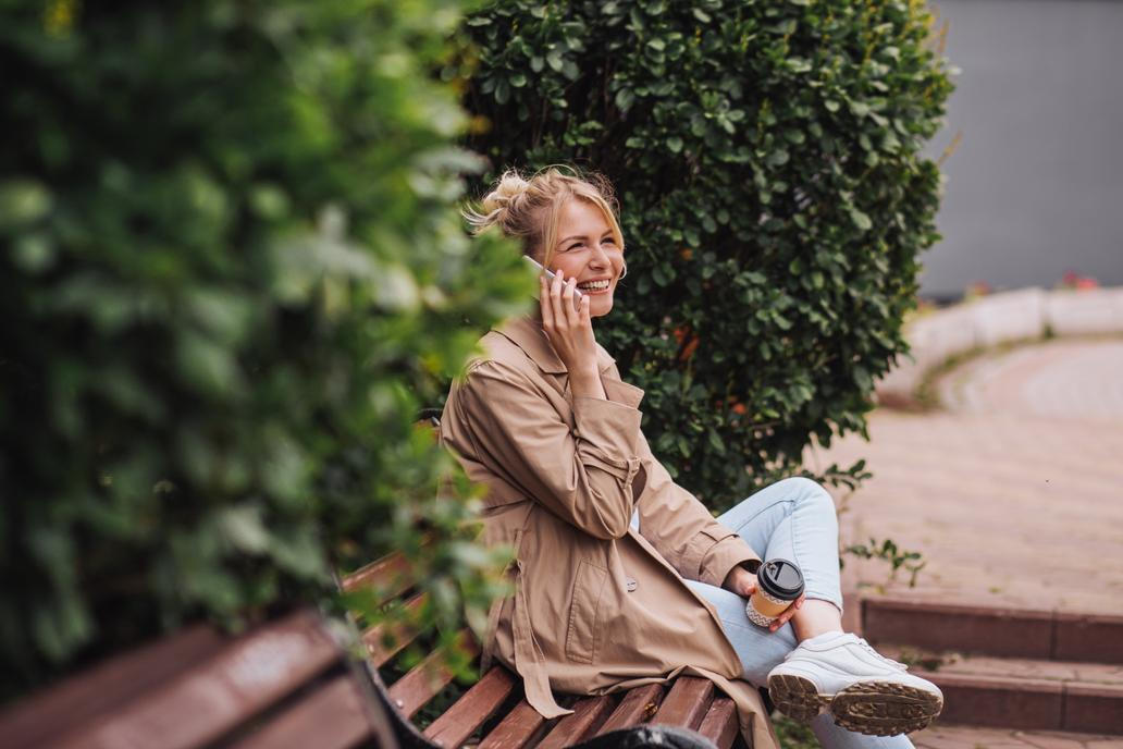 Žena s telefonem venku