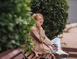 Žena s telefonem venku