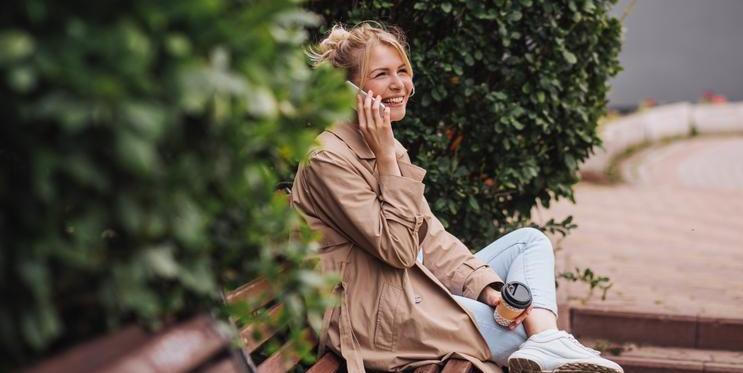 Žena s telefonem venku