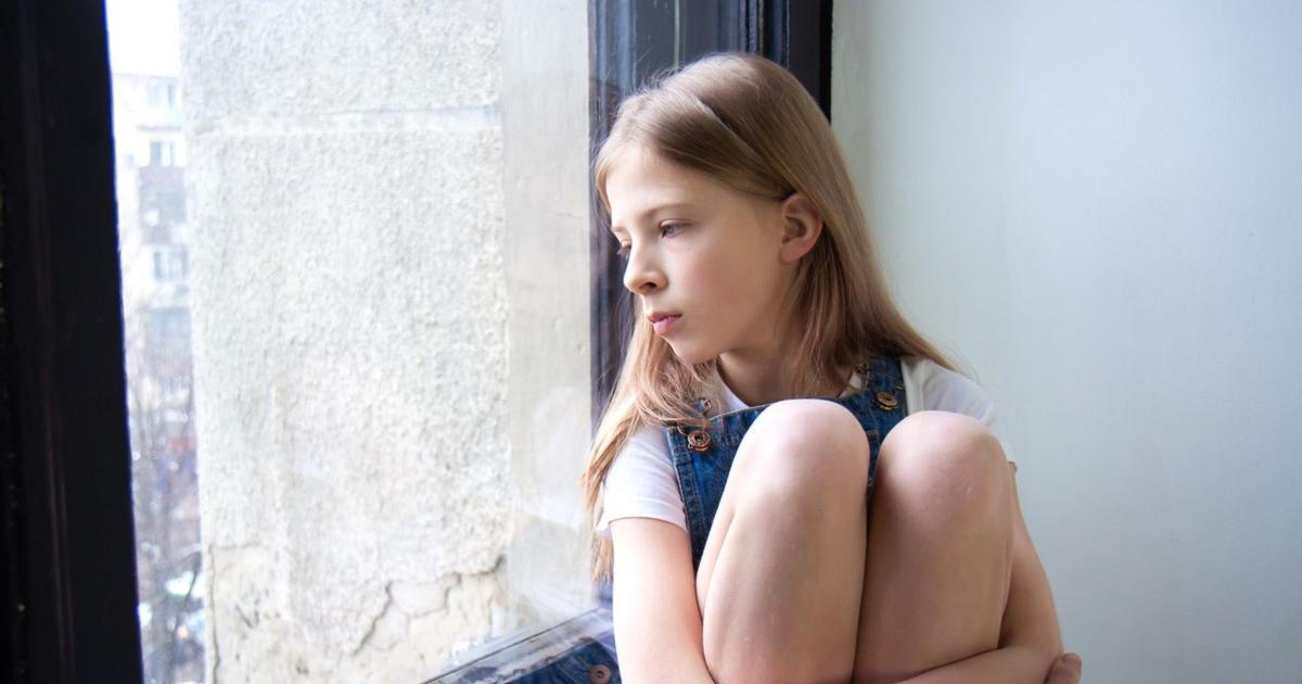 Smutné dítě u okna