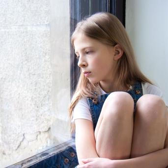 Smutné dítě u okna