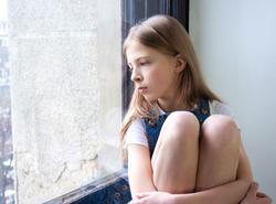 Smutné dítě u okna