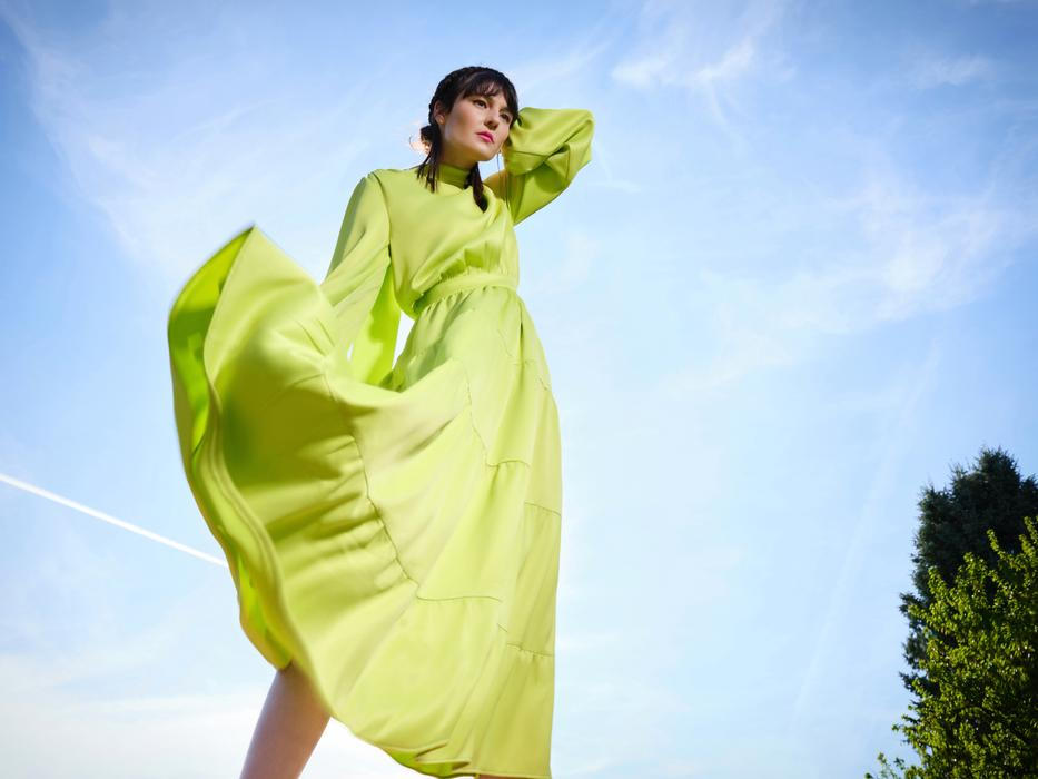 Neonově zelené šaty