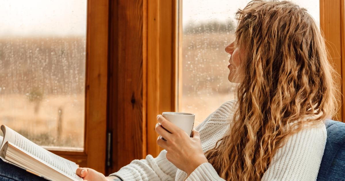 Žena s knihou u okna