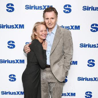 Pamela Anderson a Liam Neeson