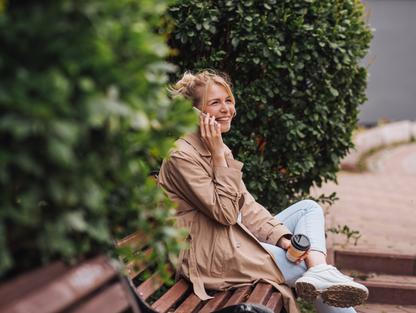 Žena s telefonem venku