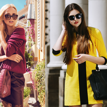 Blondýnka a brunetka v barevných outfitech