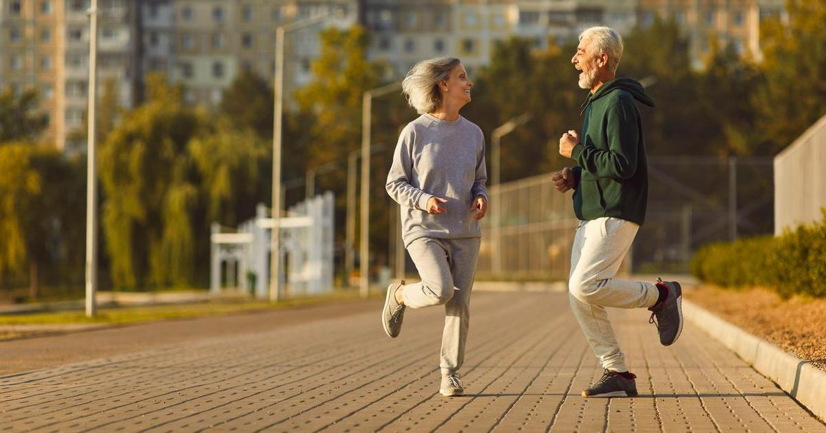 Aktivní pár v pokročilém věku