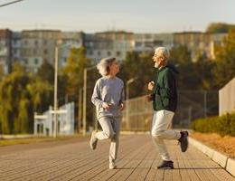 Aktivní pár v pokročilém věku