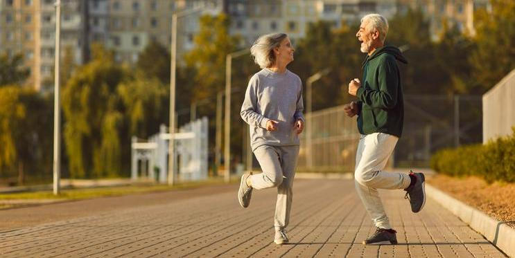 Aktivní pár v pokročilém věku