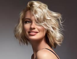 Žena s krátkými blond vlasy