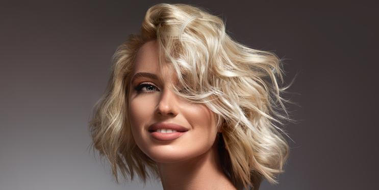 Žena s krátkými blond vlasy