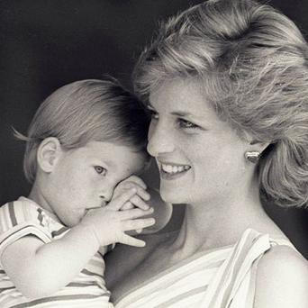 Mladý princ Harry se snaží schovat za svou matku, princeznu Dianu, během ranního focení v paláci Marivent 9. srpna 1988