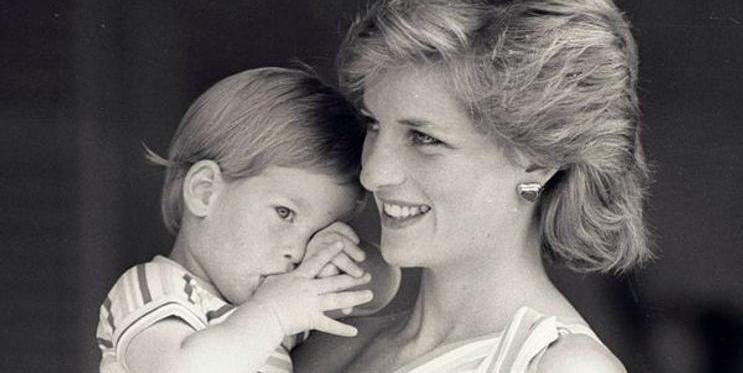 Mladý princ Harry se snaží schovat za svou matku, princeznu Dianu, během ranního focení v paláci Marivent 9. srpna 1988