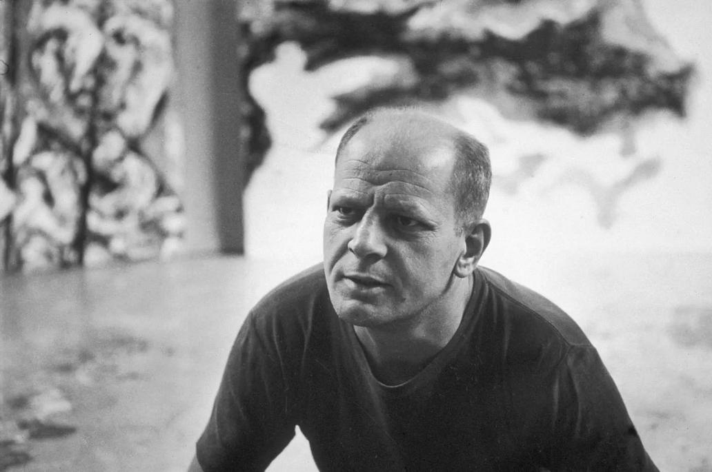 Americký abstraktní expresionistický malíř Jackson Pollock ve svém ateliéru v East Hamptonu ve státě New York