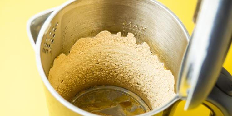 Vodní kámen ve varné konvici