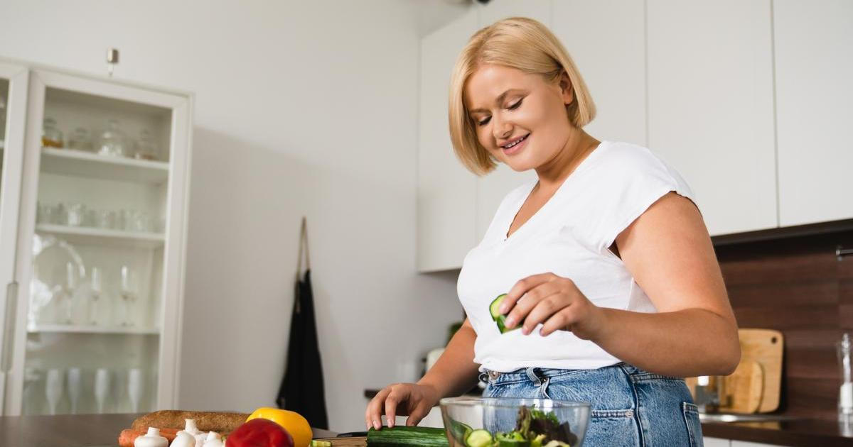 Žena v kuchyni připravuje salát