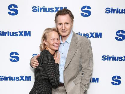 Pamela Anderson a Liam Neeson