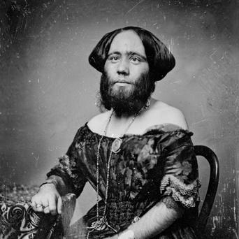  Josephine Clofullia (1829–1870) byla slavná vousatá dáma švýcarského původu, která se proslavila především tím, že byla součástí „Amerického muzea“ P. T. Barnuma