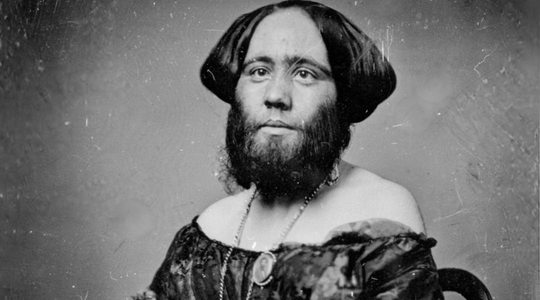  Josephine Clofullia (1829–1870) byla slavná vousatá dáma švýcarského původu, která se proslavila především tím, že byla součástí „Amerického muzea“ P. T. Barnuma