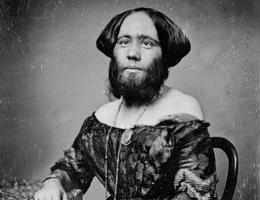  Josephine Clofullia (1829–1870) byla slavná vousatá dáma švýcarského původu, která se proslavila především tím, že byla součástí „Amerického muzea“ P. T. Barnuma