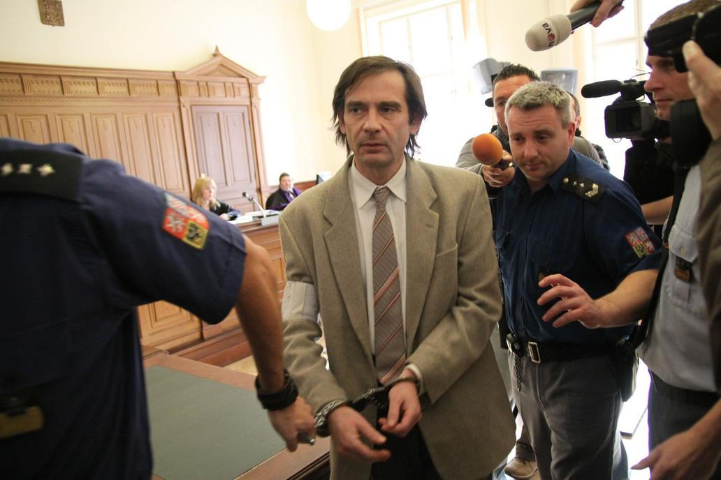 Boris Ingr odchází 29. února 2012 ze soudní síně Krajského soudu v Brně, který ho odsoudil za vraždu jeho ženy, spisovatelky Simony Monyové, k 15 letům vězení. Boris Ingr odchází 29. února 2012 ze soudní síně Krajského soudu v Brně, který ho odsoudil za vraždu jeho ženy, spisovatelky Simony Monyové, k 15 letům vězení.