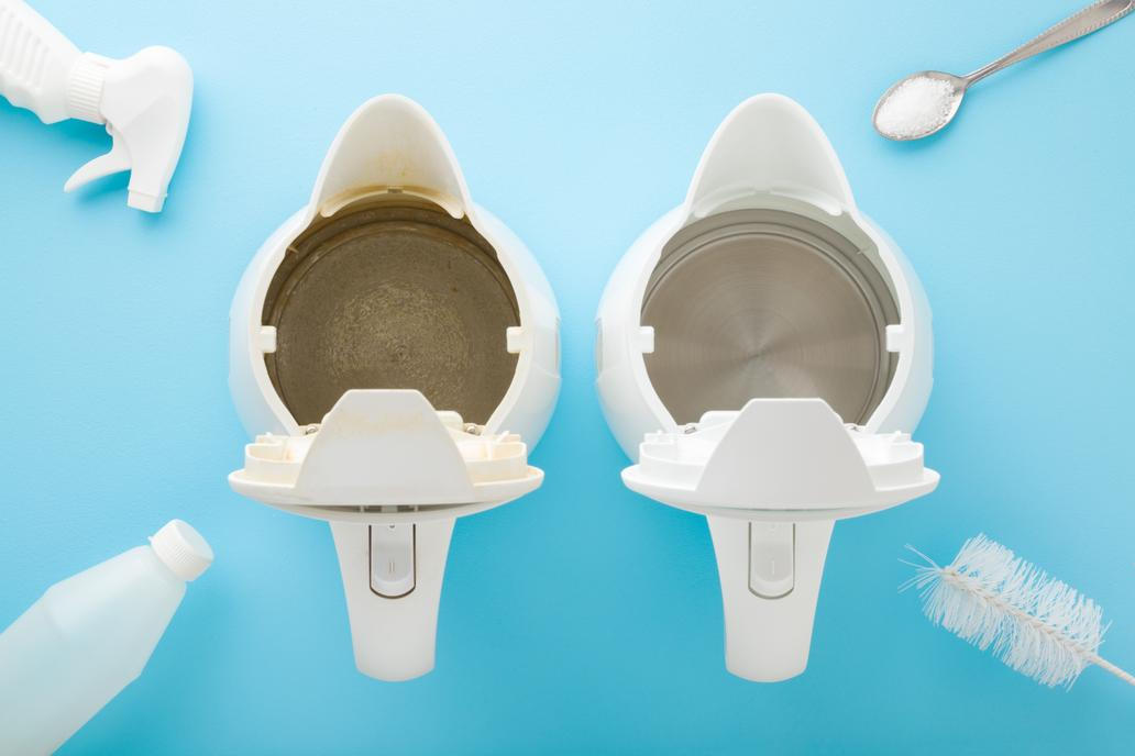 Vodní kámen usazený na dně rychlovarné konvice