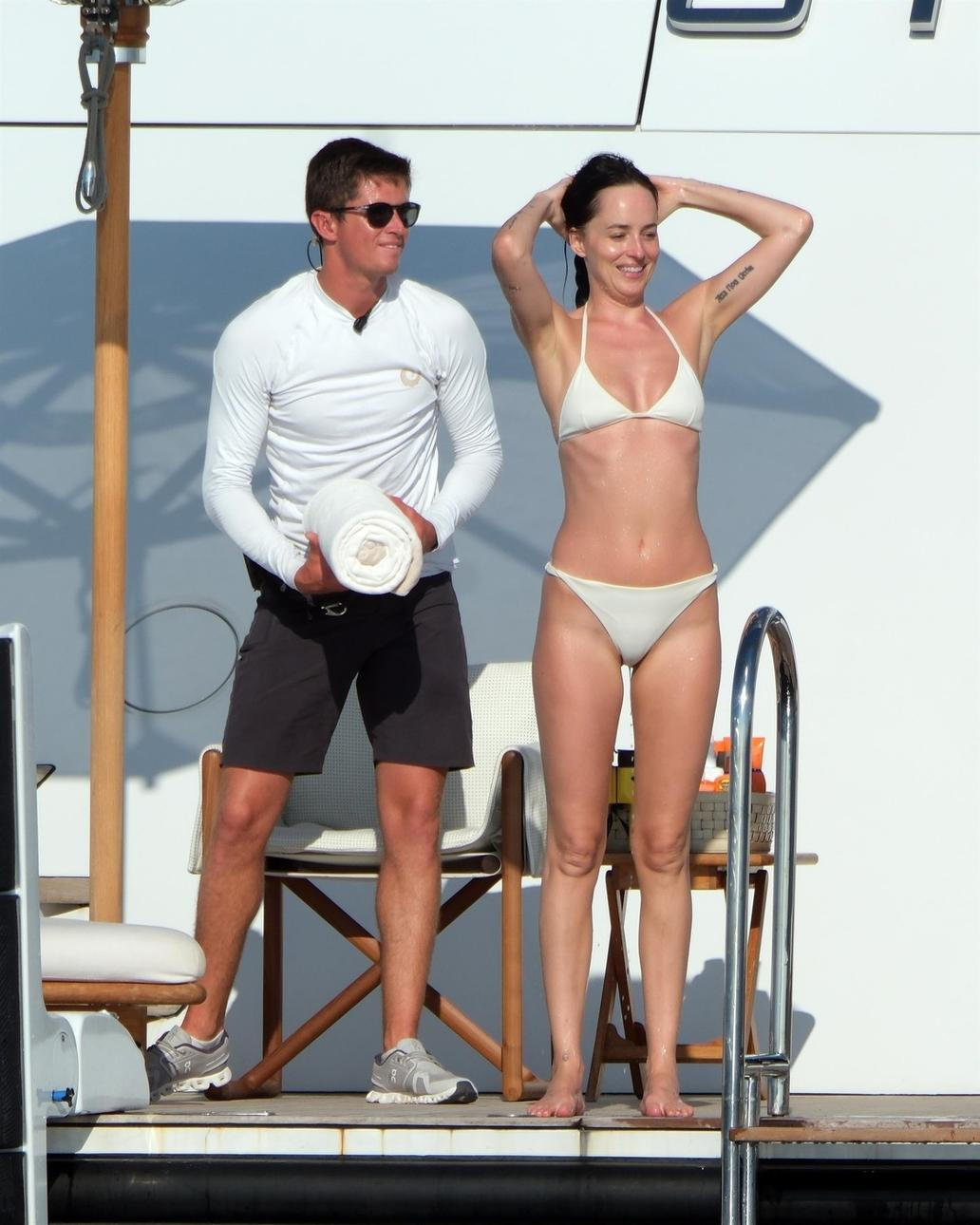 Dakota Johnson na palubě jachty u Ibizy Dakota Johnson