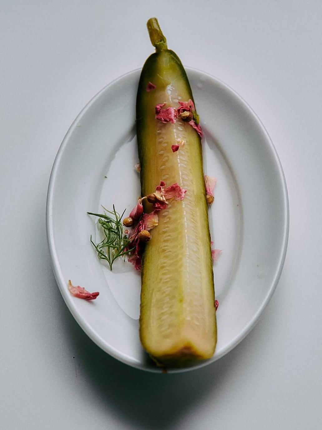 Pamela Anderson tentokrát fanoušky nepřekvapila novou kosmetikou ani módní kolekcí, ale sklenicí okurek. Herečka totiž uvedla na trh limitovanou edici pálivých nakládaček Pamela’s Pickles, které vznikly ve spolupráci se značkou Flamingo Estate. Prodávají se za 38 dolarů (zhruba 900 Kč) za sklenici.