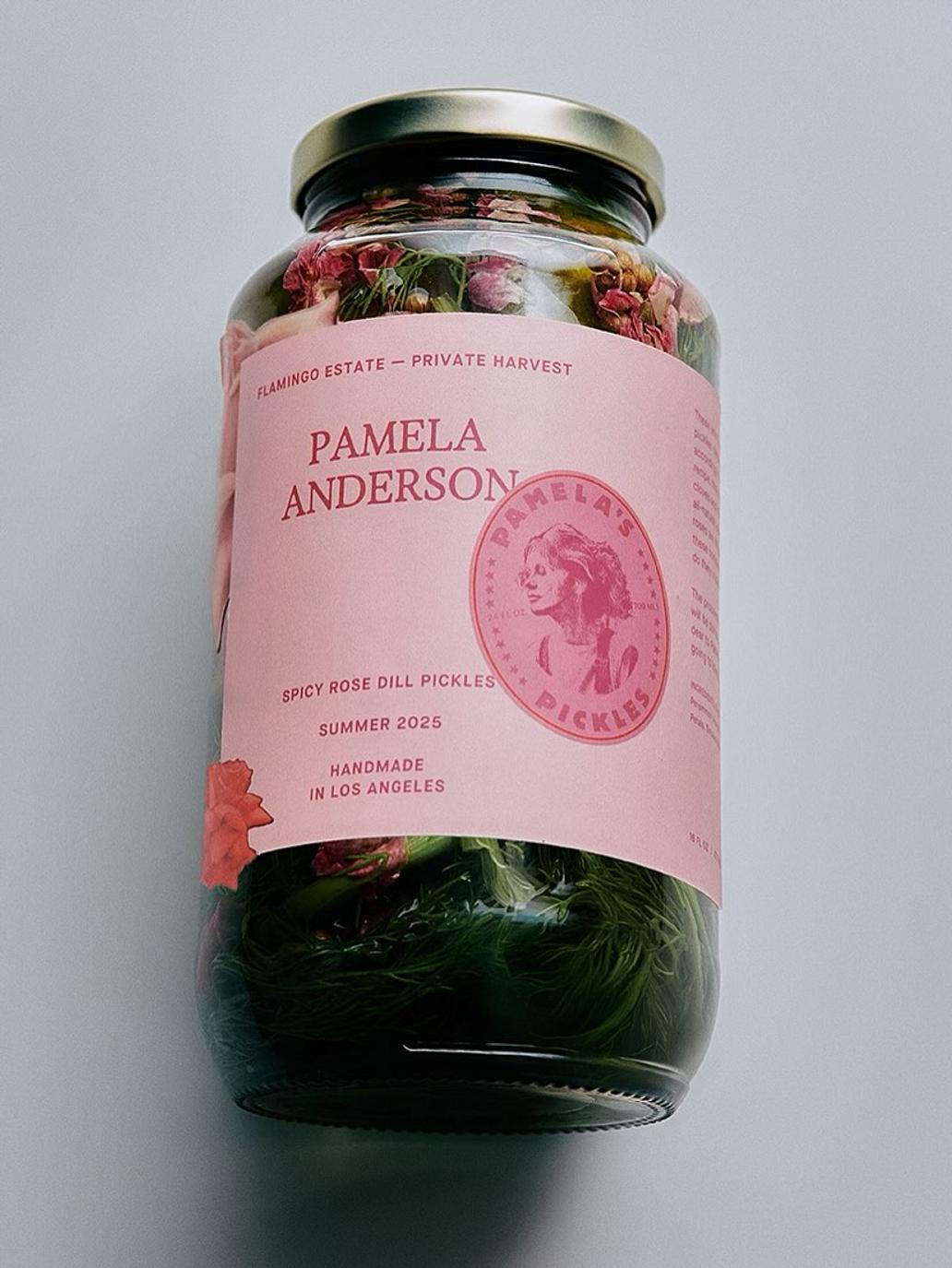 Zavařené okurky Pamely Anderson jdou na dračku – k dostání je jen pár stovek kusů.