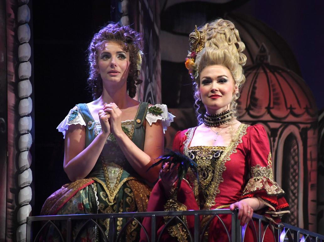 Zleva: Monika Sommerová jako Annina a Tereza Lankaš jako Barbara Delaquová 21. května 2025 v průběhu generální zkoušky operety Noc v Benátkách od krále valčíku Johanna Strausse ml. Zleva Monika Sommerová jako Annina a Tereza Lankaš jako Barbara Delaquová 21. května 2025 v průběhu generální zkoušky operety Noc v Benátkách od krále valčíku Johanna Strausse ml.