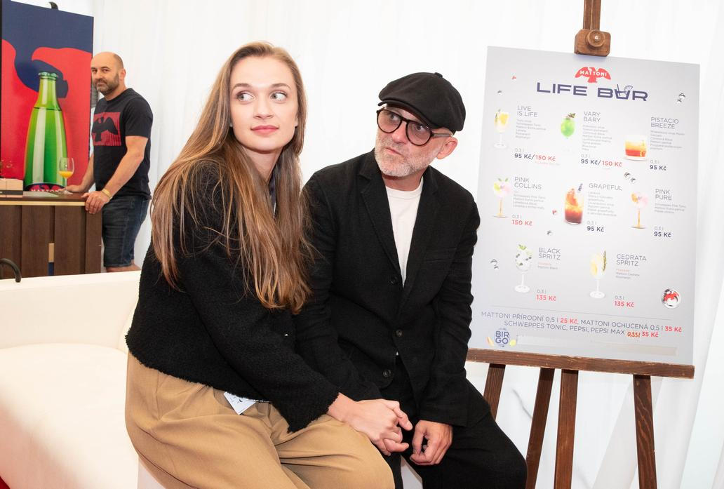 Hynek Čermák s přítelkyní na tiskové konferenci filmu Neporazitelní