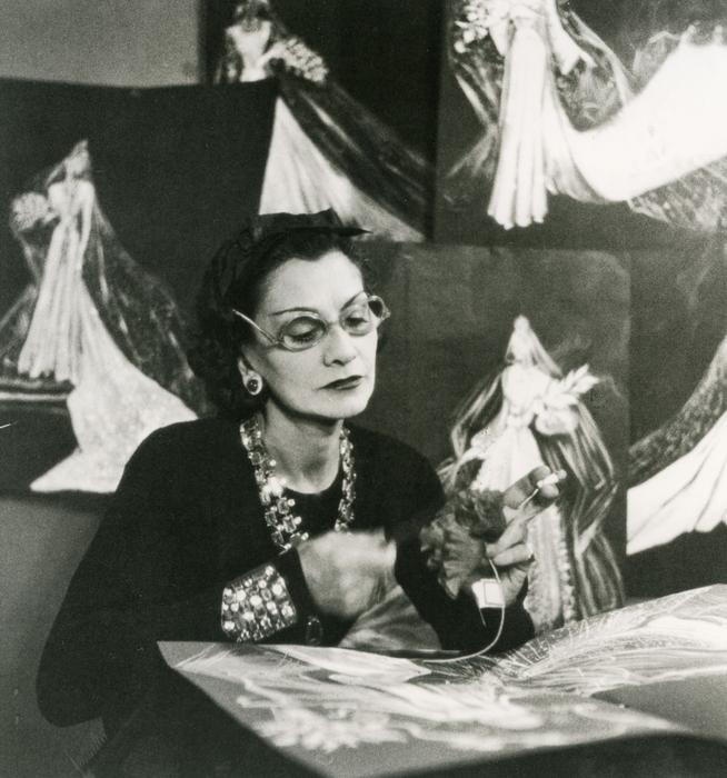 Coco Chanel, francouzská návrhářka při práci, v roce 1937