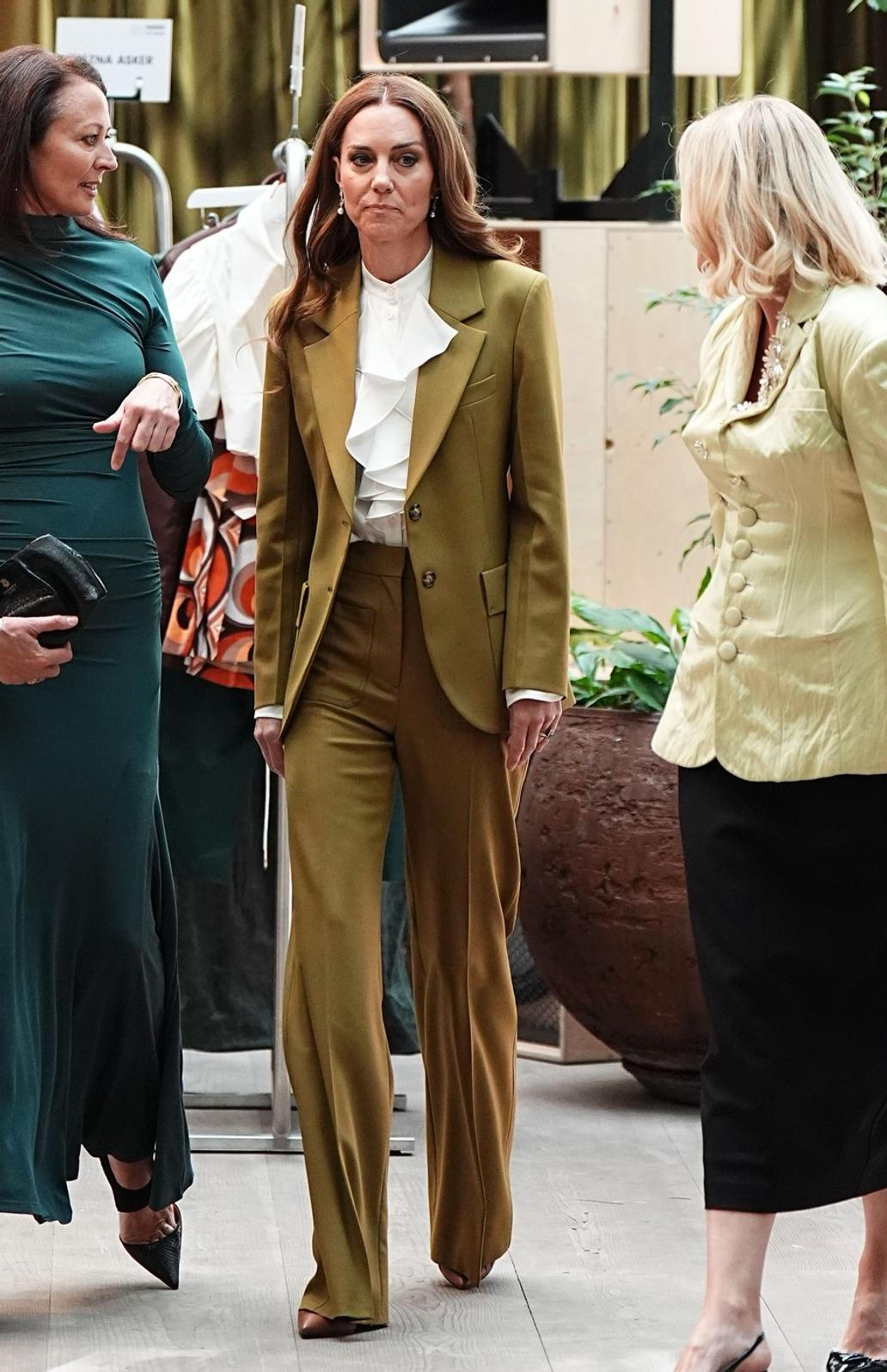 Princezna Kate v modelu od Victorie Beckham