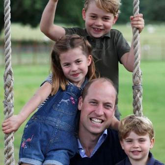 Takto zachytila vévodkyně Kate z Cambridge svého manžela prince Williama se všemi dětmi na zahradě v Norfolku u příležitosti Dne otců. 