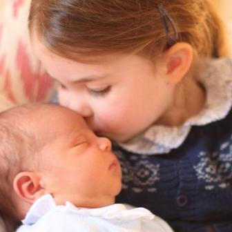 Takhle zachytila vévodkyně Kate malou Charlotte s jejím nejmladším bratrem Louisem několik dní po jeho narození.