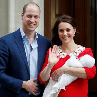 Zatím nejmladší syn prince Williama a vévodkyně Kate po příchodu na svět vážil 3,8 kilogramu a britská veřejnost jej poprvé mohla vidět sedm hodin po jeho narození, když jej před porodnicí ukázala vévodkyně Kate. 