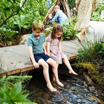 Starší George s Charlotte na oficiálních fotkách pobíhali bosky po malých vodopádech a věšeli se na houpačce.
