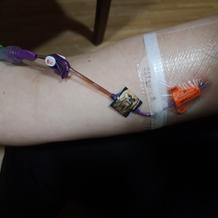 PICC je boží, může zůstat v žíle až rok a dá se s ním dělat v podstatě všechno, i štípat dříví. Trochu tlačí do ruky, tak jsem si ho oblepovala náplastmi (zrovna měli v lékárně s tematikou Star Wars)