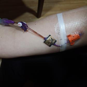 PICC je boží, může zůstat v žíle až rok a dá se s ním dělat v podstatě všechno, i štípat dříví. Trochu tlačí do ruky, tak jsem si ho oblepovala náplastmi (zrovna měli v lékárně s tematikou Star Wars)