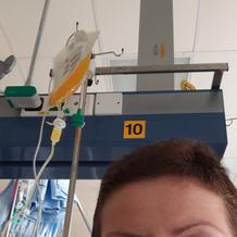 Takhle to vypadá na stacionáři, kam se chodí na chemíčko ambulantně. Šátek jsem nikdy nenosila, jednak mi v tom byl hic a druhak jsem chtěla inspirovat ostatní (hlavně) ženy, ať se nestydí.