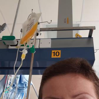 Takhle to vypadá na stacionáři, kam se chodí na chemíčko ambulantně. Šátek jsem nikdy nenosila, jednak mi v tom byl hic a druhak jsem chtěla inspirovat ostatní (hlavně) ženy, ať se nestydí.