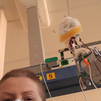 Takhle to vypadá na stacionáři, kam se chodí na chemíčko ambulantně. Šátek jsem nikdy nenosila, jednak mi v tom byl hic a druhak jsem chtěla inspirovat ostatní (hlavně) ženy, ať se nestydí.